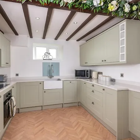 Noble Garth, Cosy Cottage With Hot Tub *