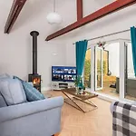 - Sleeps 3 Hot Tub & Pet Friendly Tatil Evi